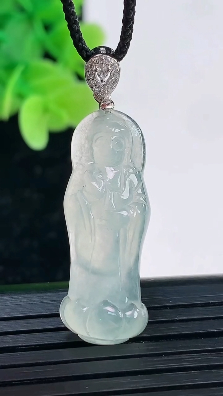 天然A货翡翠观音菩萨吊坠尺寸30.9-11.4-4.9重量:3.38g
4月4日