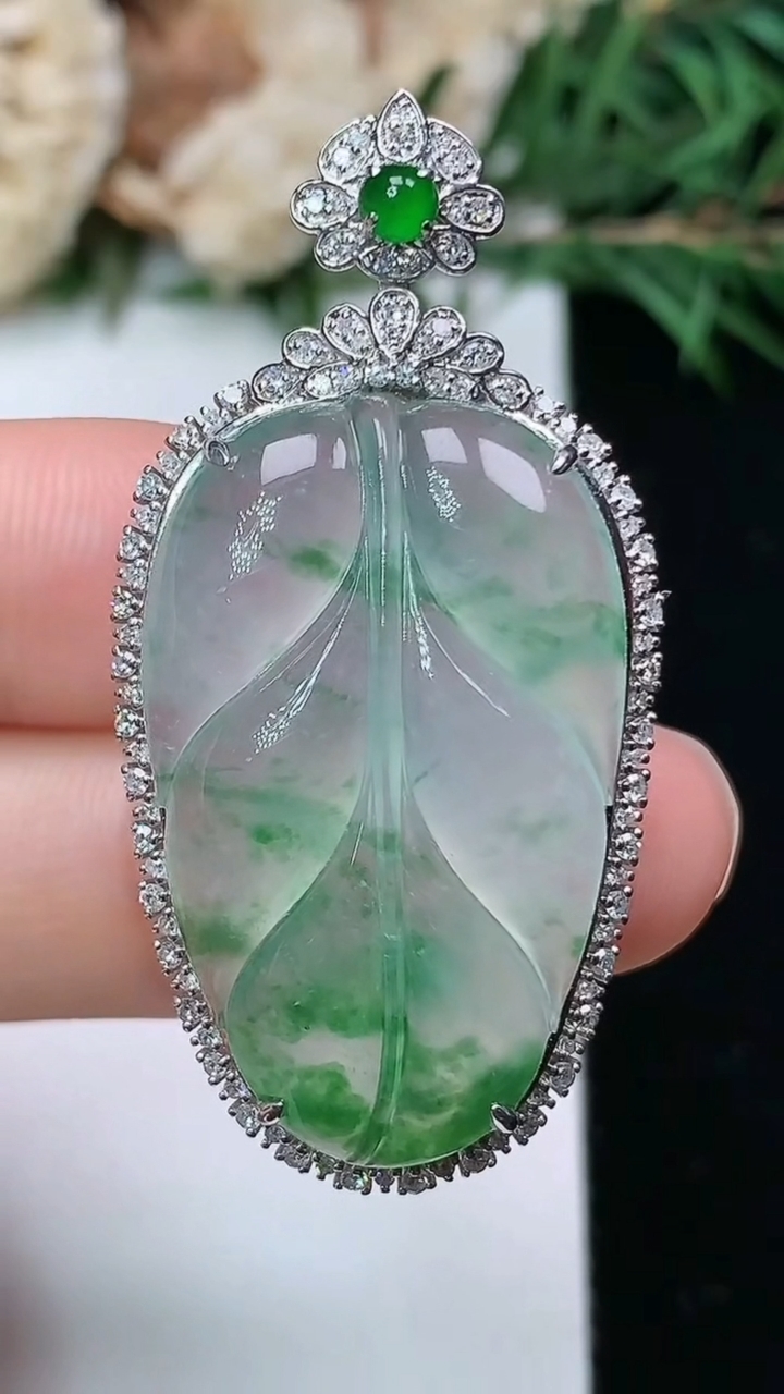 天然A货翡翠金枝玉叶 叶子吊坠，尺寸43.2-22-10.3，裸石29.2-18.6，重量:8.40g
4月4日