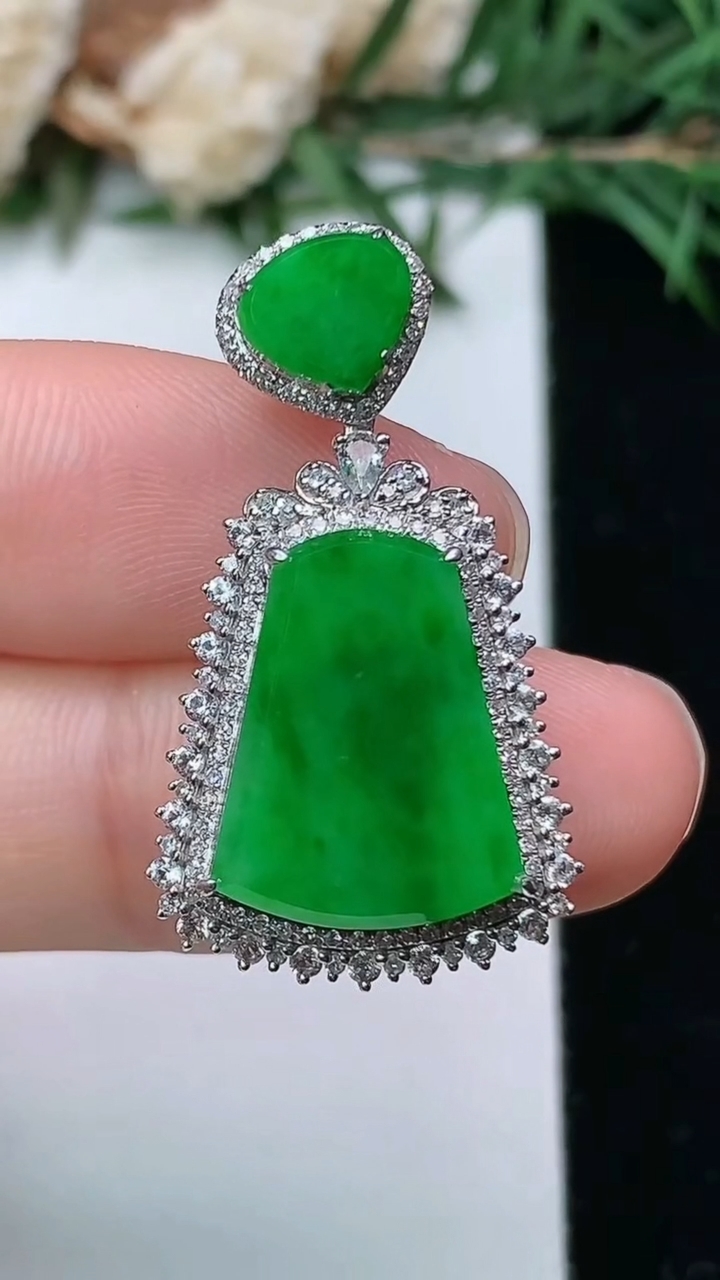 天然A货翡翠无事牌吊坠，尺寸30.4-17-8.7，裸石15.2-11.2，重量:4.97g
4月4