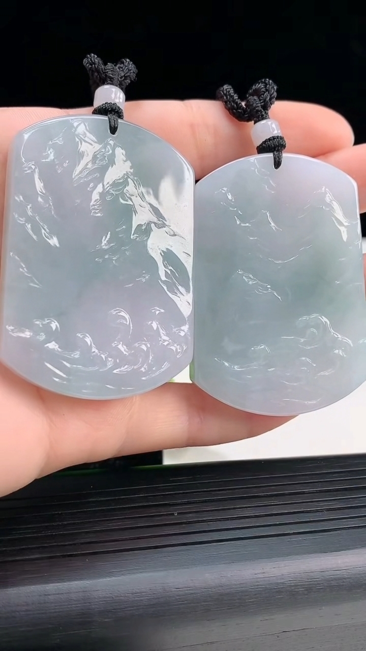 天然A货翡翠飘花海誓山盟吊坠一对尺寸51.1-35.8-5.9重量:72.88g
4月4日