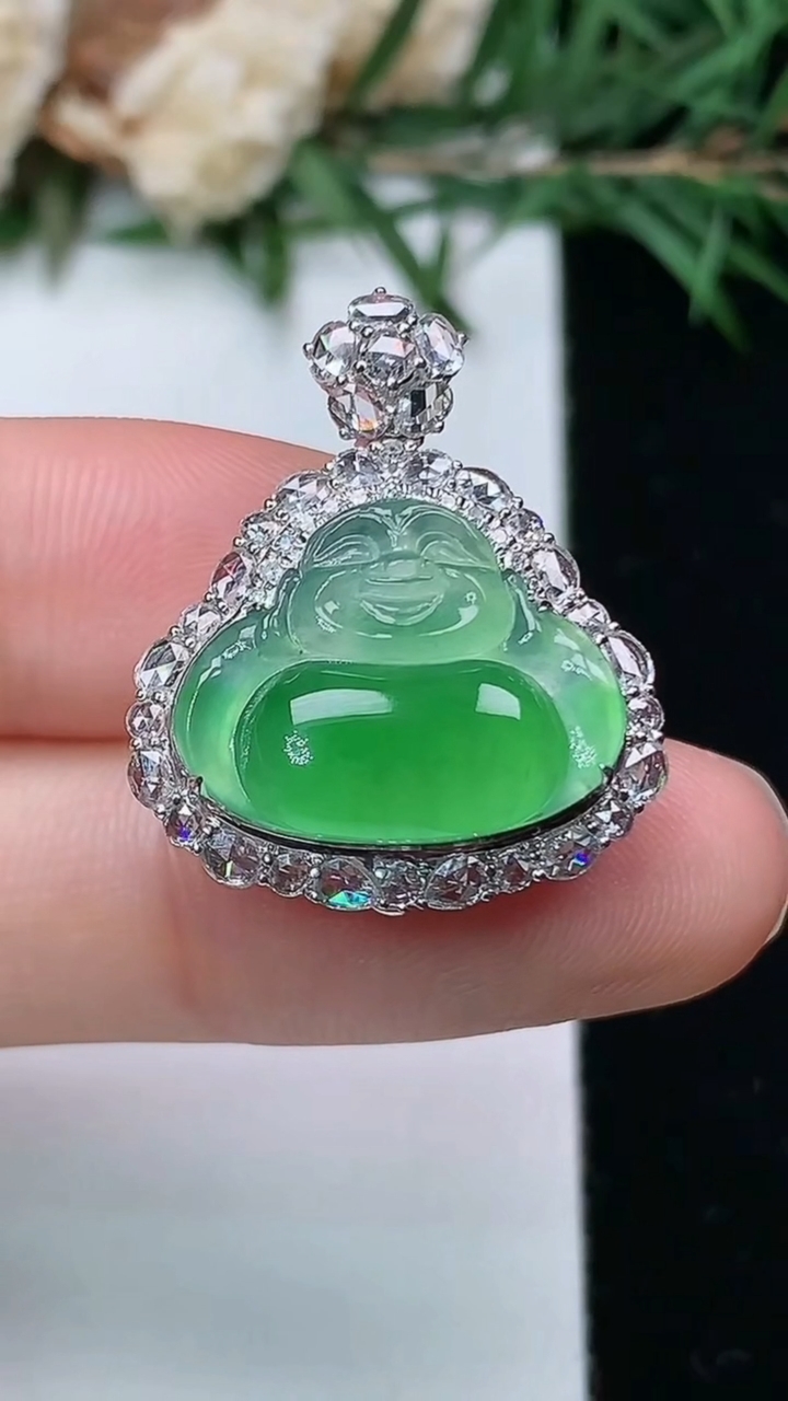 天然A货翡翠佛公吊坠，尺寸25-20.7-10.7，裸石13-16.8，重量:4.69g
4月4日