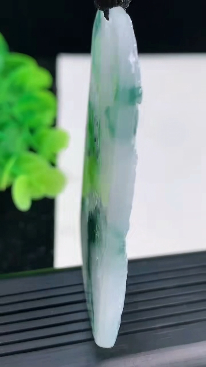 天然A货翡翠牌吊坠尺寸6-41.8-4.8重量:34.09g
4月4日