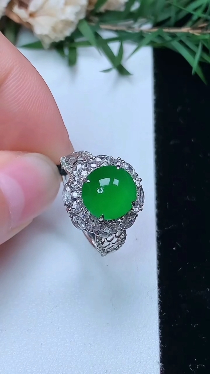 天然A货翡翠蛋面戒指，尺寸16.9-8.9-8.4，重量:3.80g2026年4月4日
工厂直销收藏