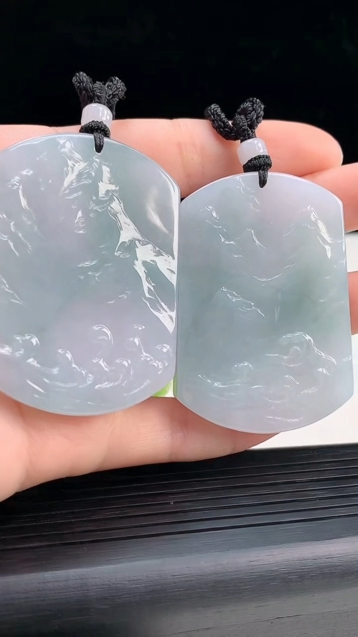天然A货翡翠飘花海誓山盟吊坠一对尺寸51.1-35.8-5.9重量:72.88g
4月4日