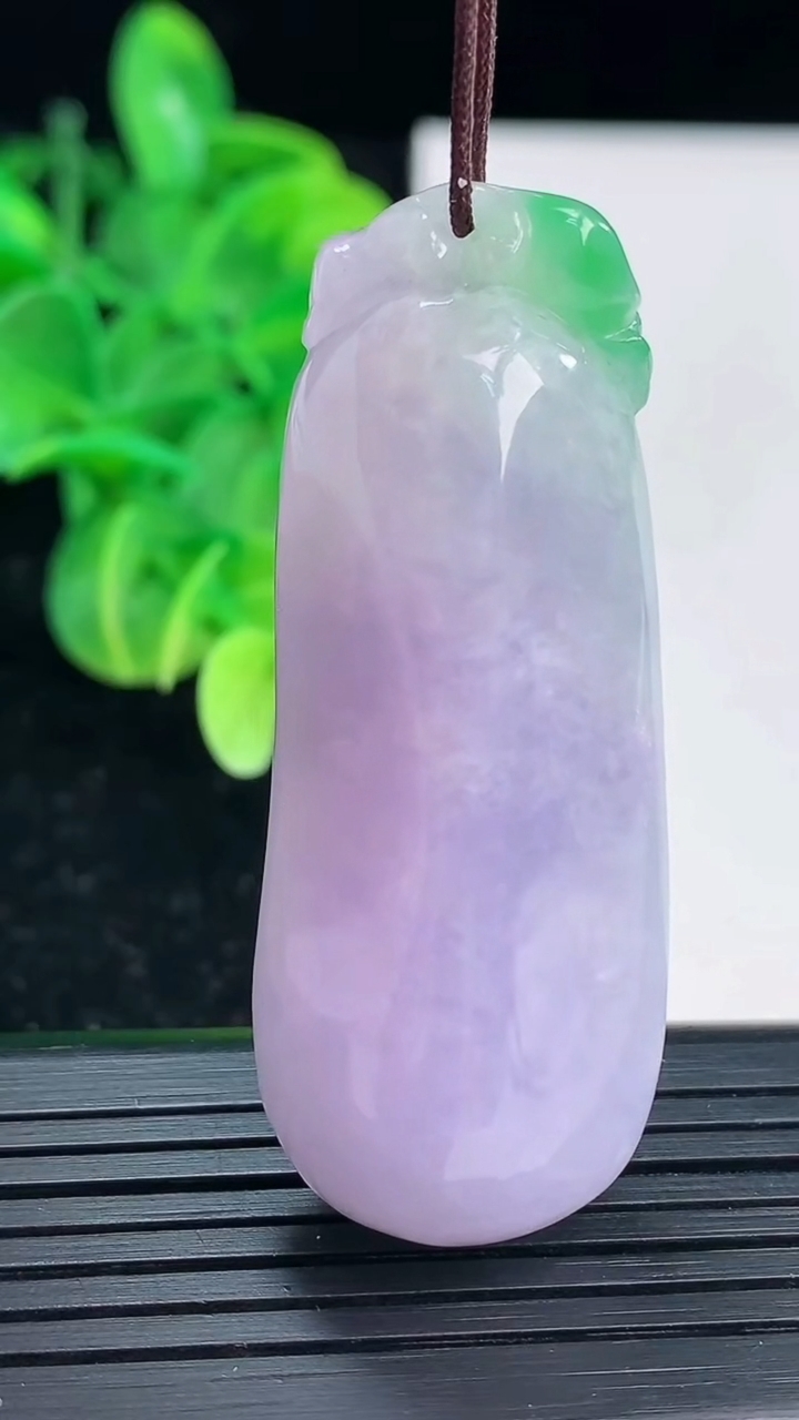 天然A货翡翠春带彩紫罗兰福瓜吊坠尺寸50.9-19.3-14.4重量:27.34g
4月4日