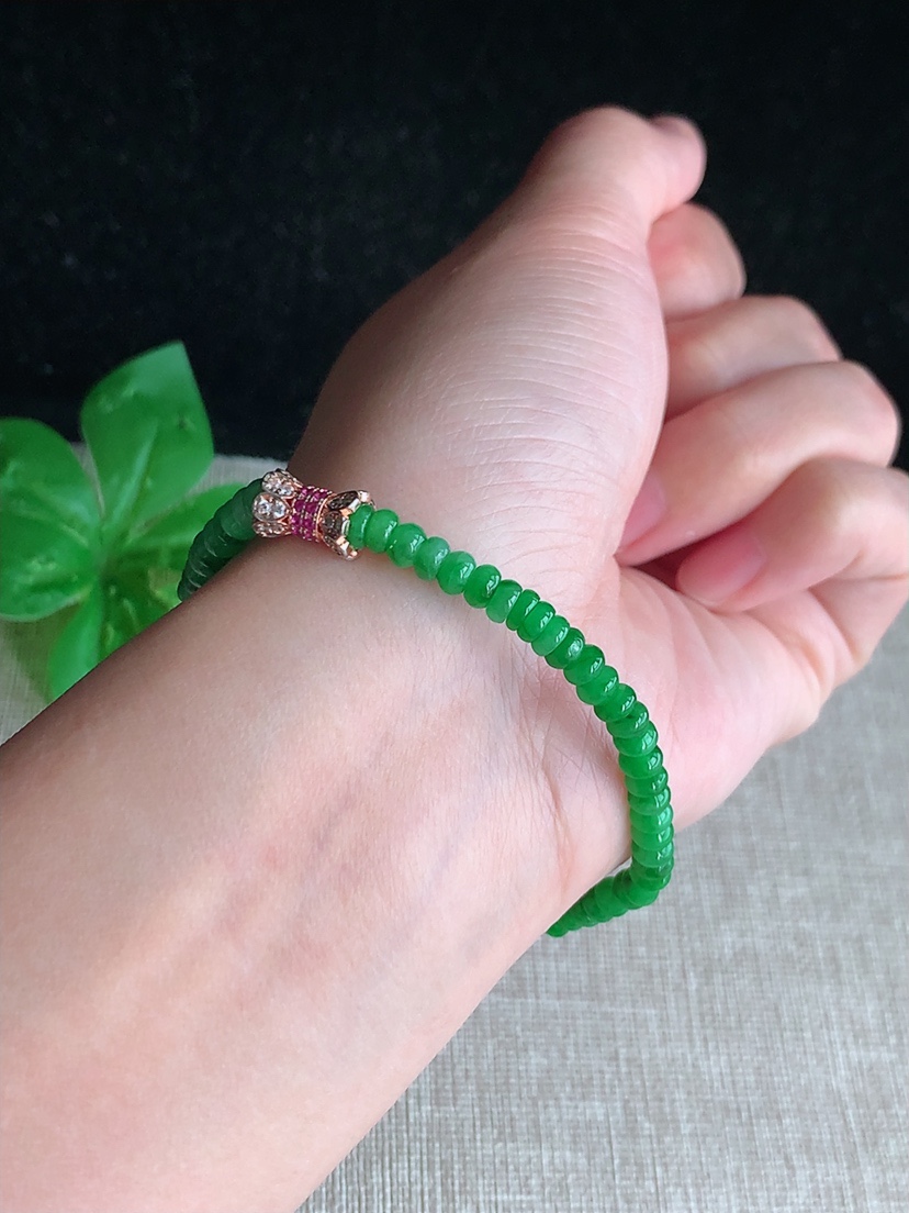 天然A货翡翠满绿阳绿算盘珠手串 
尺寸4-2.5mm 重量7.50g 0404