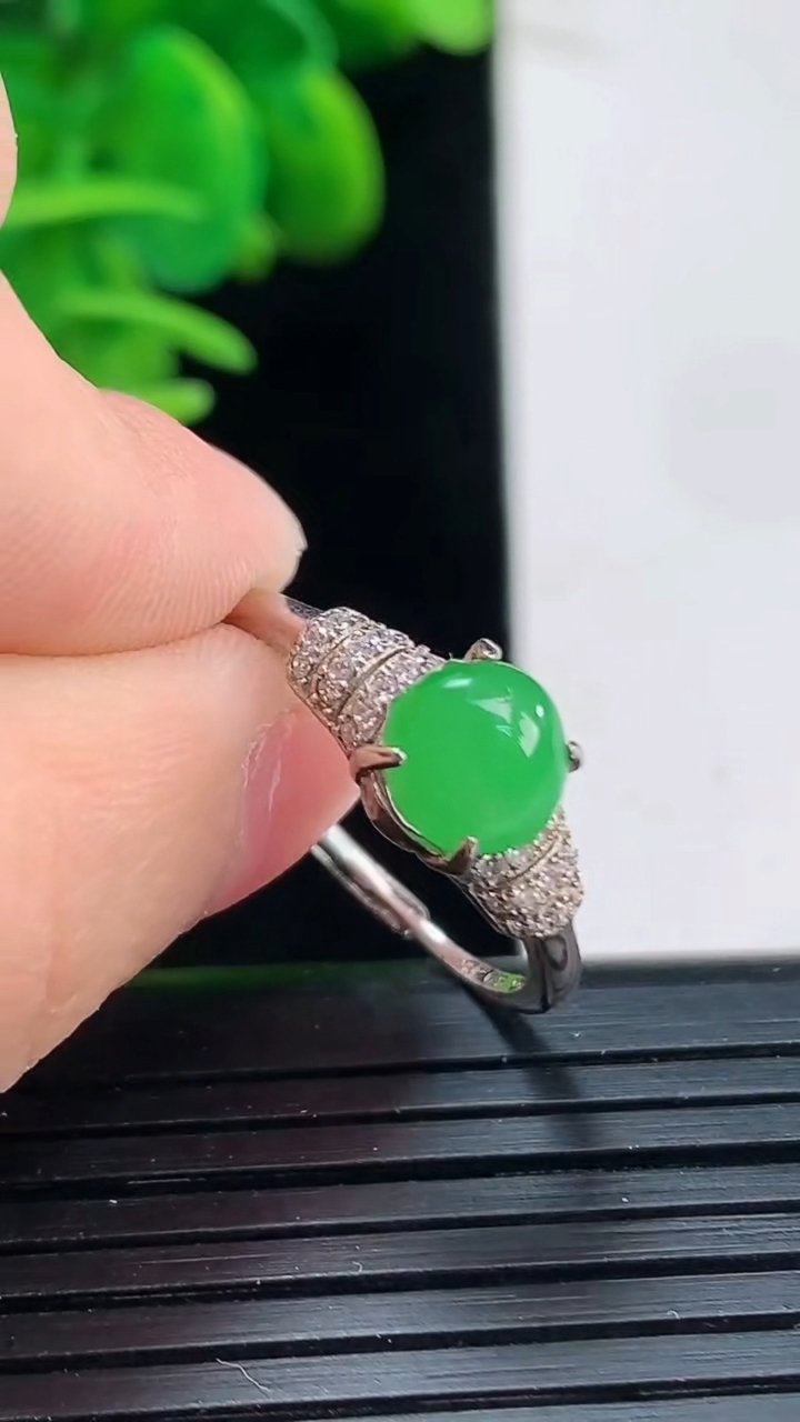 天然A货翡翠蛋面戒指尺寸6.8-6.5重:1.83g 1282026年4月5日
工厂直销收藏佳品,种好水足，色泽均匀，有种有色，上手高大气！