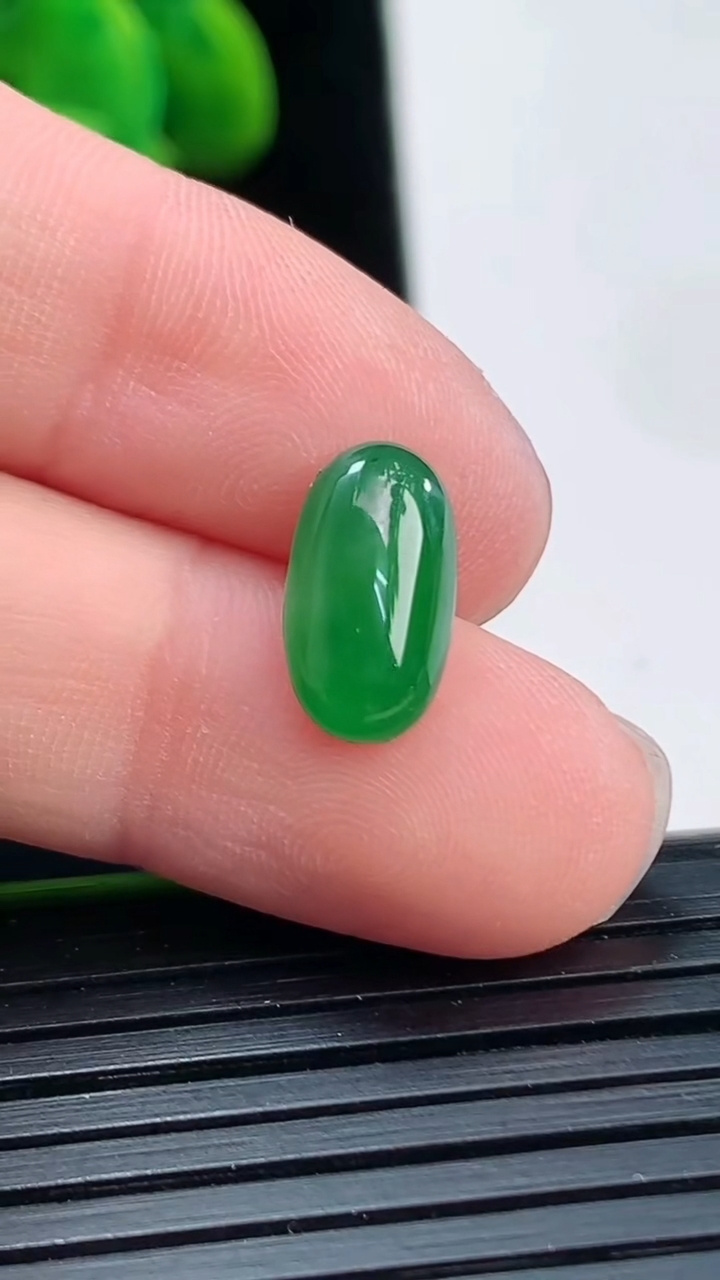 天然A货翡翠蛋面镶嵌件尺寸11.5-6.3-3.2重:0.48g 128
4月5日