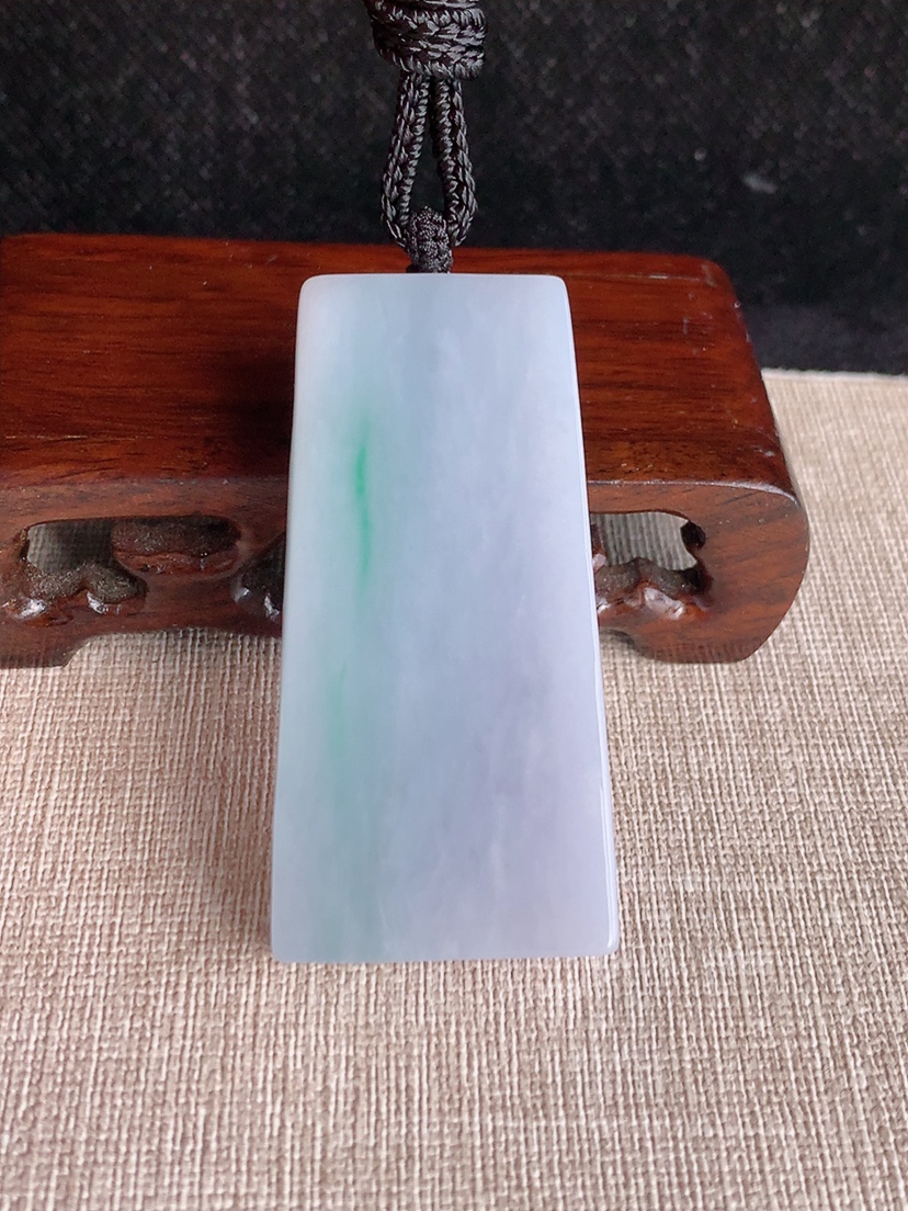 天然A货翡翠春带彩紫罗兰飘绿无事牌吊坠  
尺寸59-28.8-10.8mm 重量59.36g 04