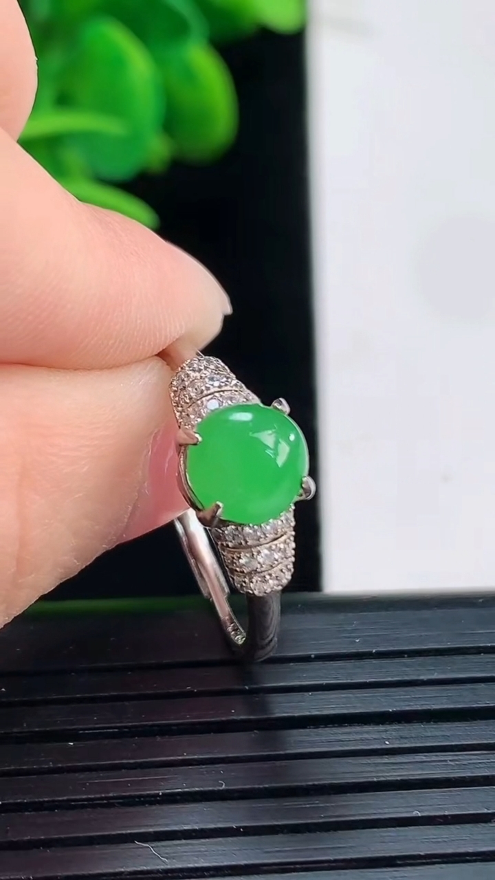 天然A货翡翠蛋面戒指尺寸6.8-6.5重:1.83g 1282026年4月5日
工厂直销收藏佳品,种好水足，色泽均匀，有种有色，上手高大气！