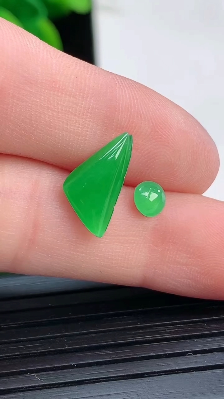 天然A货翡翠随形镶嵌件一对尺寸13.2-6.8-3重:0.38g 128
4月5日