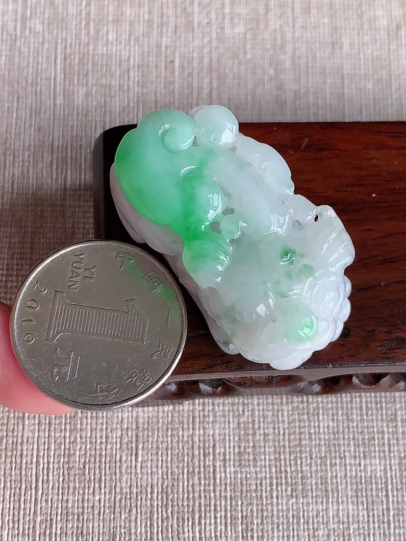 天然A货翡翠飘绿招财貔貅吊坠  
尺寸38.5-21.7-19mm 重量35.00g 0404