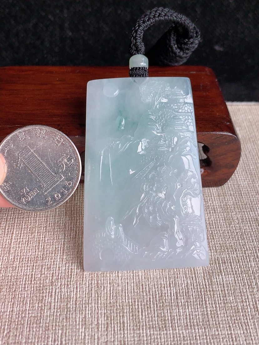 天然A货翡翠飘花意境山水牌吊坠  
尺寸57.6-36.2-5mm 重量29.90g 0404