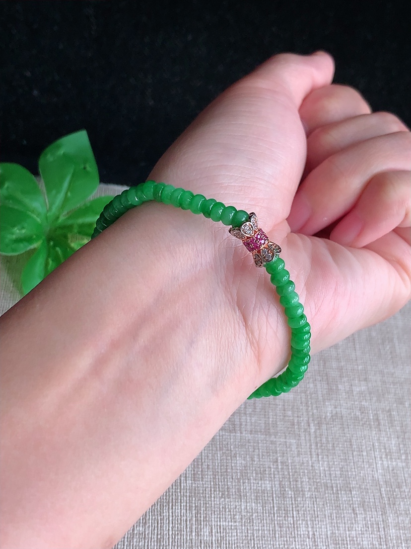 天然A货翡翠满绿阳绿算盘珠手串 
尺寸4-2.5mm 重量7.50g 0404