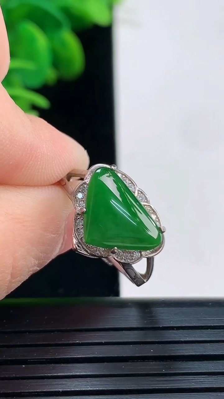 天然A货翡翠爱心戒指尺寸12.5-9重:2.32g 1282026年4月5日
工厂直销收藏佳品,种好