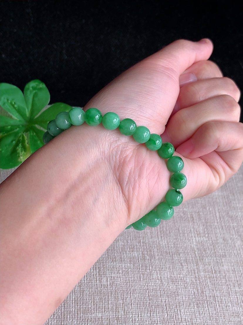 天然A货翡翠满绿圆珠佛珠手串24颗 
尺寸7.5mm 重量18.16g 0404