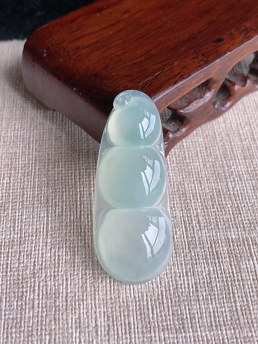 天然A货翡翠晴水四季豆福豆平安豆吊坠 
尺寸41.8-17-6.8mm 重量7.94g 0404