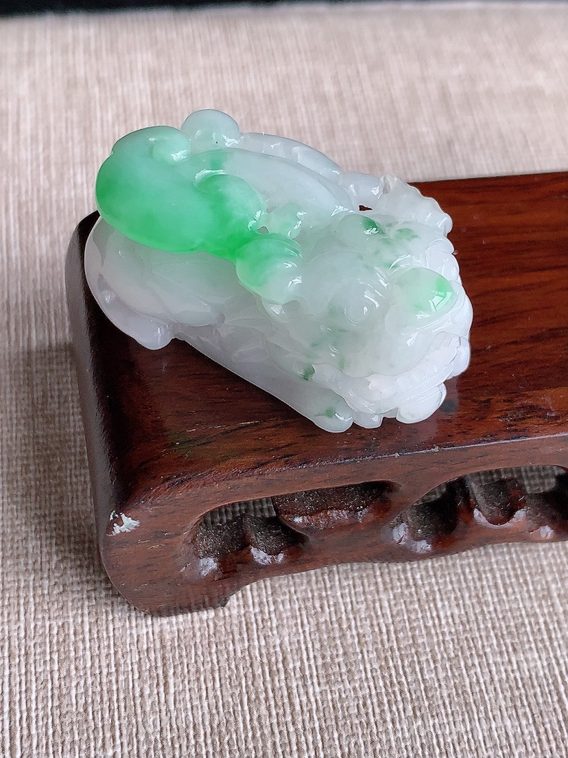 天然A货翡翠飘绿招财貔貅吊坠  
尺寸38.5-21.7-19mm 重量35.00g 0404