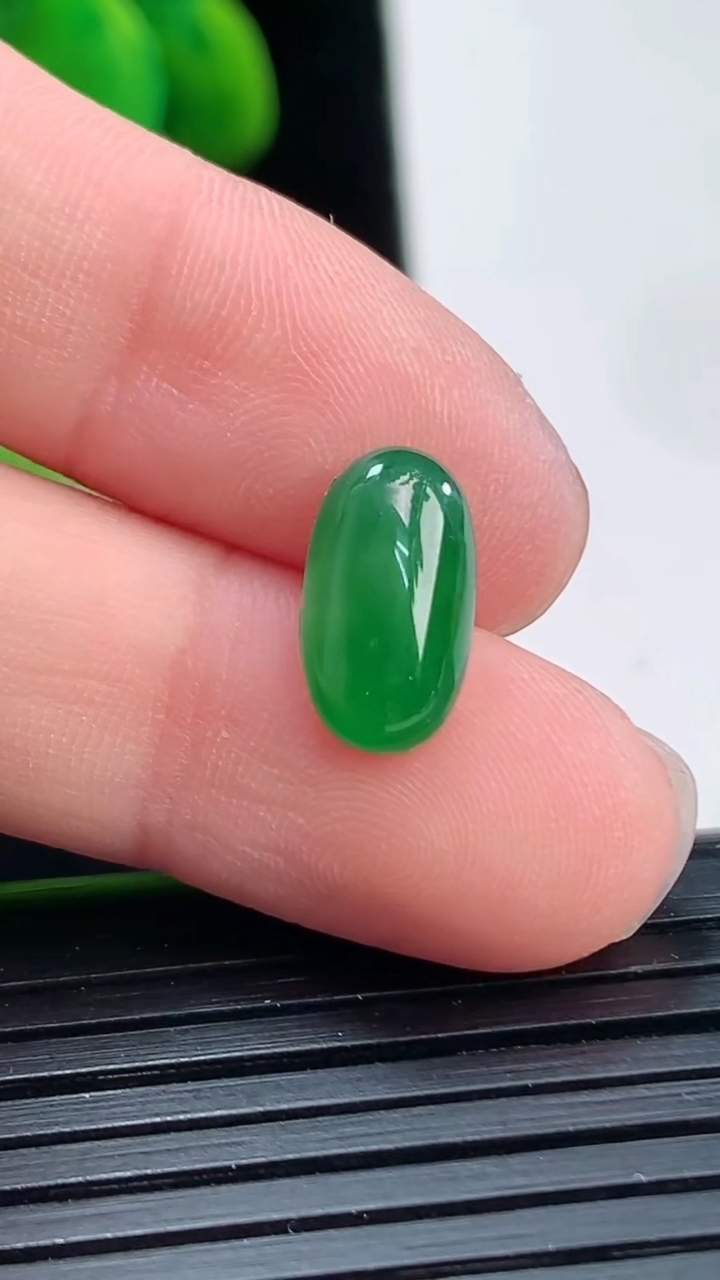 天然A货翡翠蛋面镶嵌件尺寸11.5-6.3-3.2重:0.48g 128
4月5日