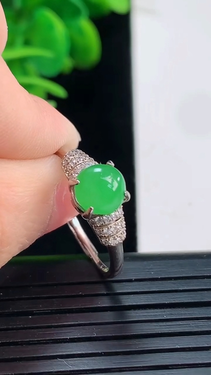 天然A货翡翠蛋面戒指尺寸6.8-6.5重:1.83g 1282026年4月5日
工厂直销收藏佳品,种好水足，色泽均匀，有种有色，上手高大气！