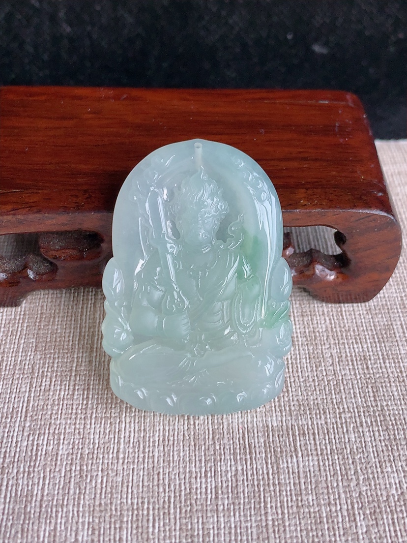 天然A货翡翠晴水飘花不动明王吊坠 
尺寸47.5-32.6-5.5mm 重量20.70g 0404