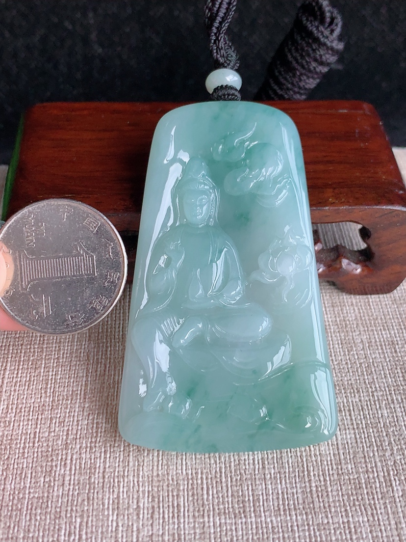 天然A货翡翠飘花自在观音吊坠  
尺寸65.8-39-5.6mm 重量38.80g 0404