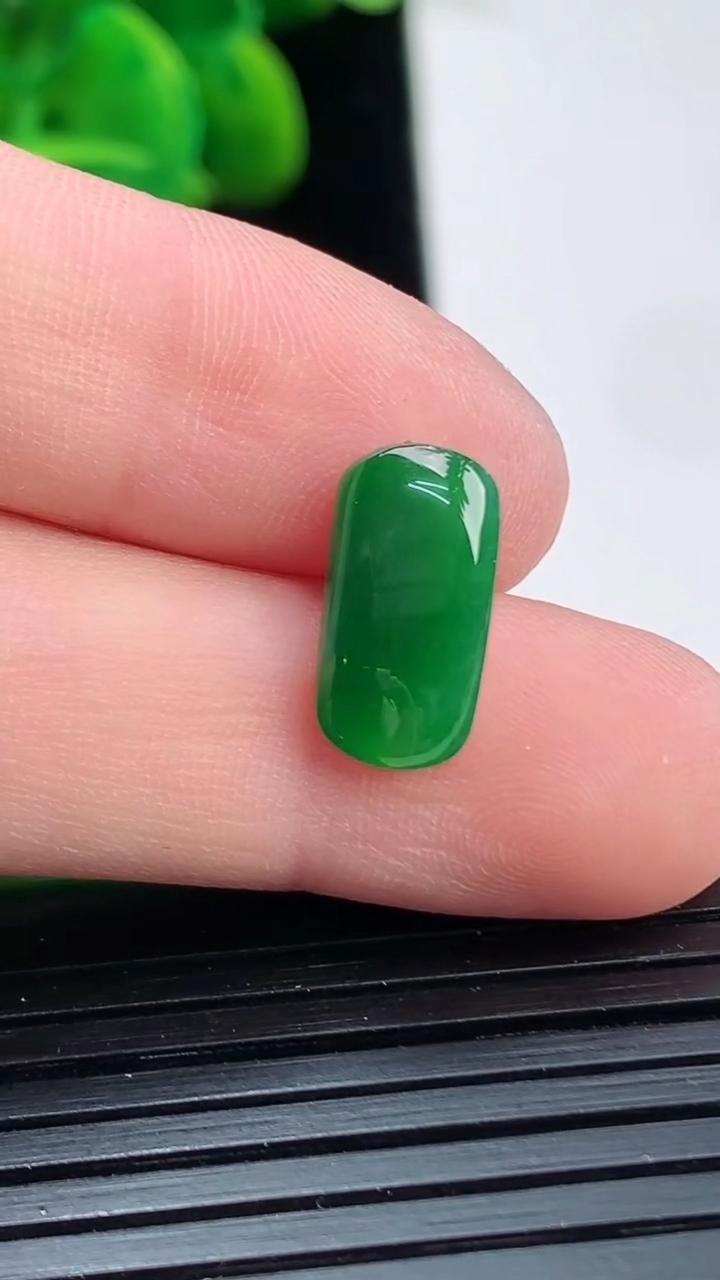 天然A货翡翠马鞍戒面尺寸12.9-6.6-2.4重:0.52g 1282026年4月5日
工厂直销收藏佳品,种好水足，色泽均匀，有种有色，上手高大气！