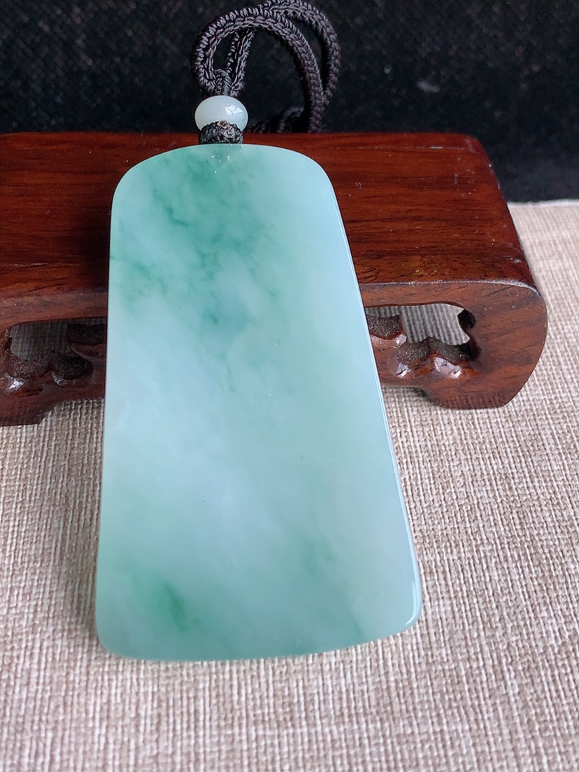 天然A货翡翠飘花自在观音吊坠  
尺寸65.8-39-5.6mm 重量38.80g 0404