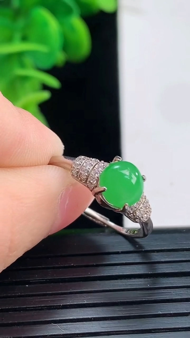 天然A货翡翠蛋面戒指尺寸6.8-6.5重:1.83g 1282026年4月5日
工厂直销收藏佳品,种好水足，色泽均匀，有种有色，上手高大气！
