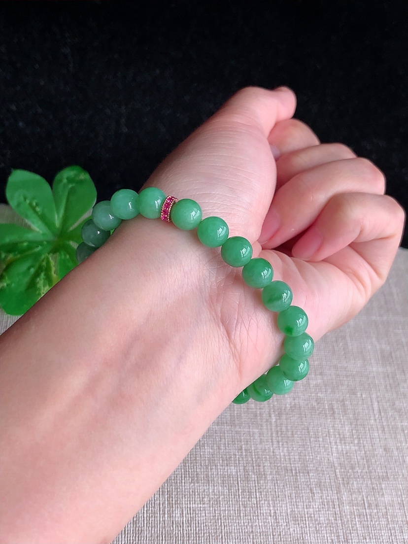 天然A货翡翠满绿圆珠佛珠手串24颗 
尺寸7.5mm 重量18.16g 0404