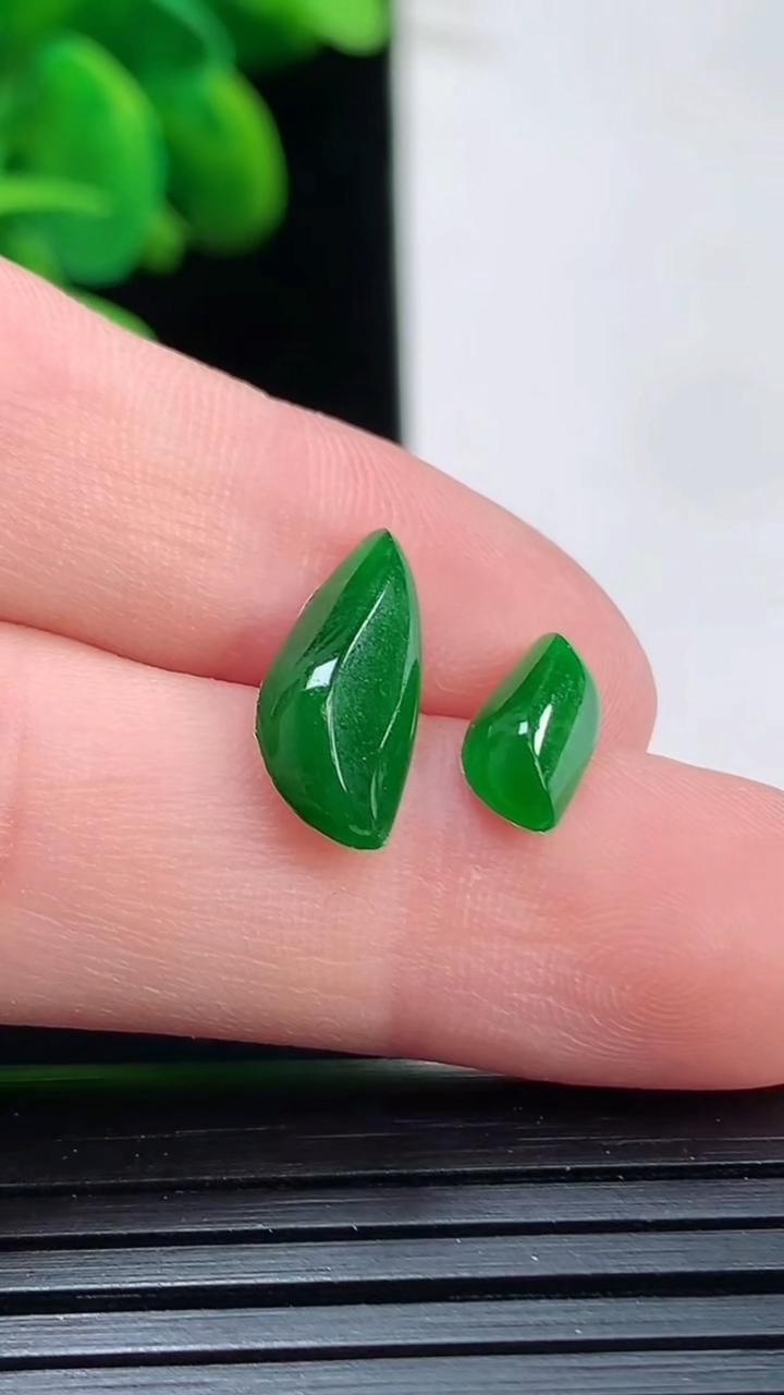 天然A货翡翠随形镶嵌件一对尺寸14.3-6.3-3重:0.68g 128
4月5日