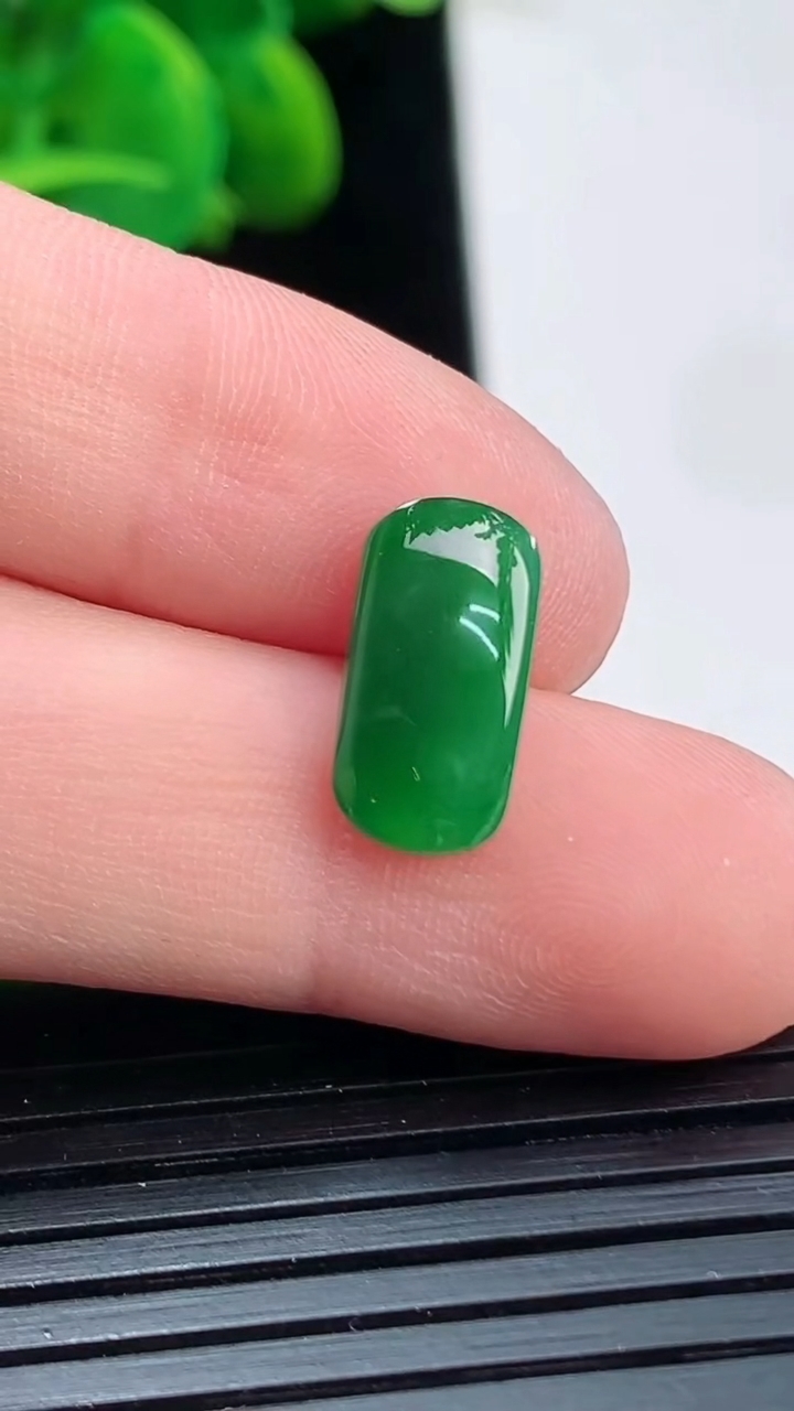 天然A货翡翠马鞍戒面尺寸12.9-6.6-2.4重:0.52g 1282026年4月5日
工厂直销收藏佳品,种好水足，色泽均匀，有种有色，上手高大气！