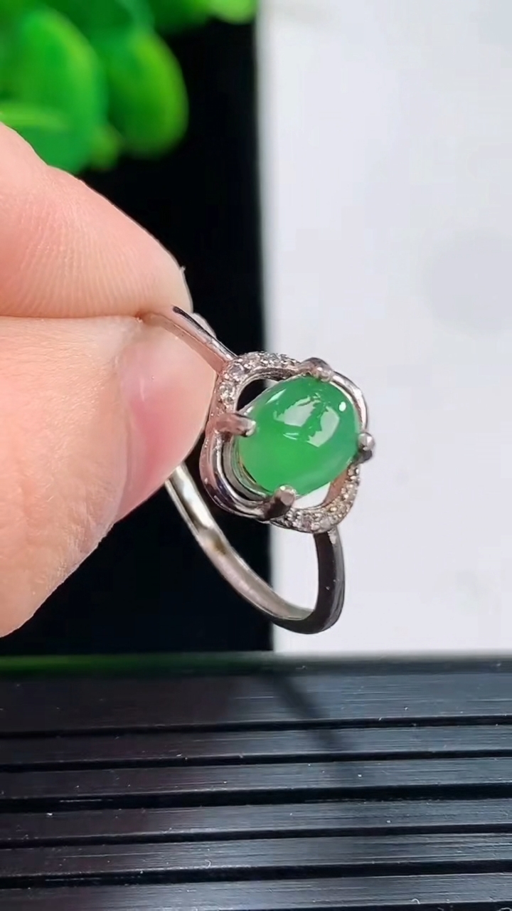 天然A货翡翠蛋面戒指尺寸6.6-5.4重:1.37g 1282026年4月5日
工厂直销收藏佳品,种好水足，色泽均匀，有种有色，上手高大气！