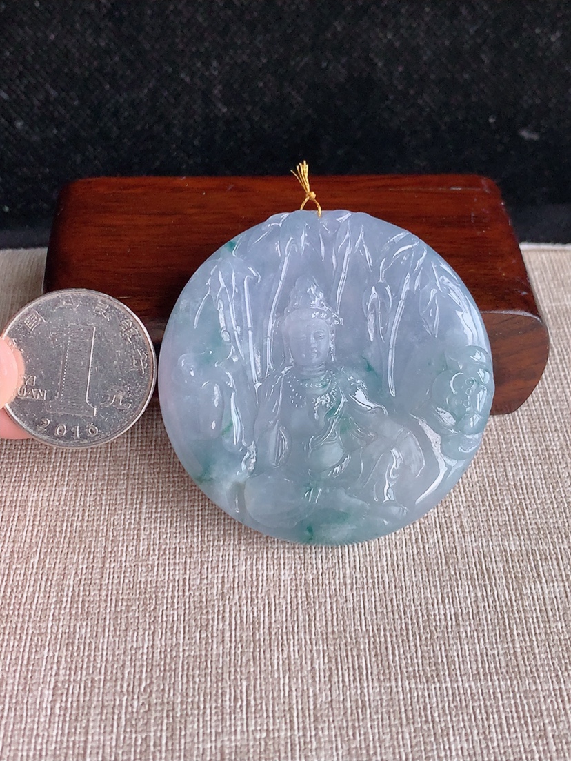 天然A货翡翠紫罗兰飘花自在观音吊坠 
尺寸52-9mm 重量56.43g 0404