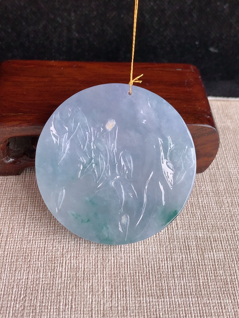 天然A货翡翠紫罗兰飘花自在观音吊坠 
尺寸52-9mm 重量56.43g 0404