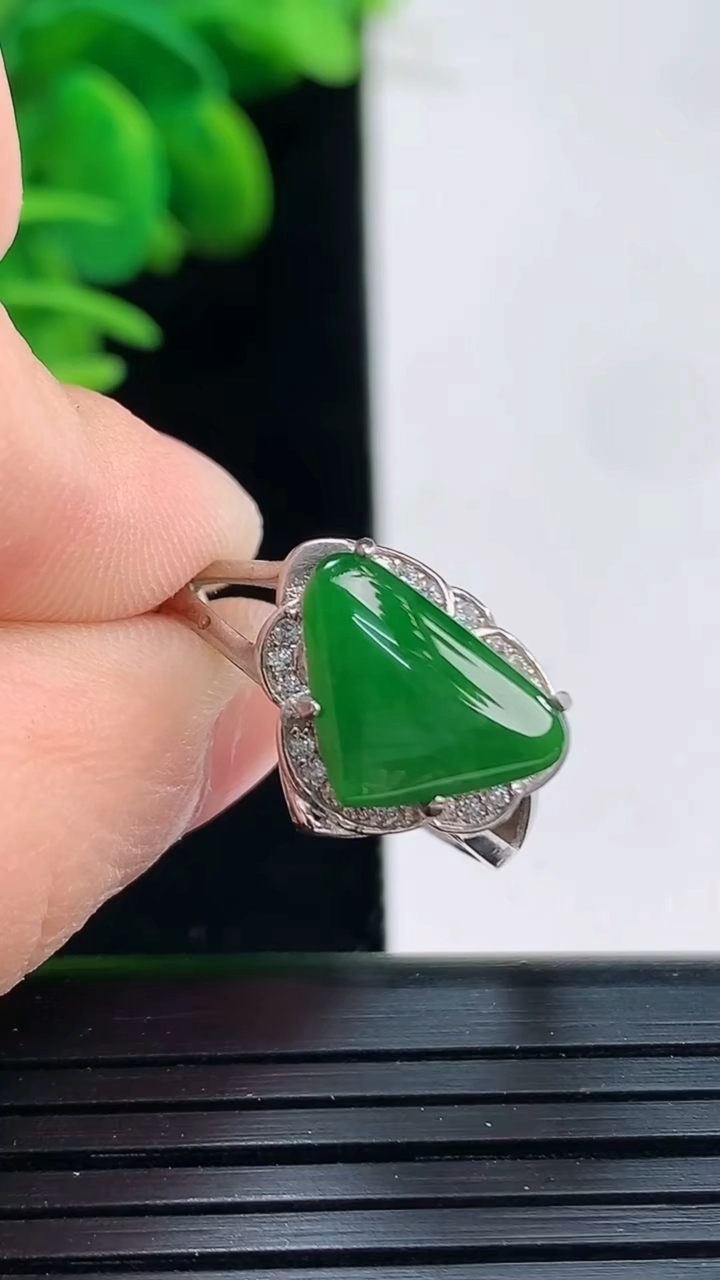 天然A货翡翠爱心戒指尺寸12.5-9重:2.32g 1282026年4月5日
工厂直销收藏佳品,种好水足，色泽均匀，有种有色，上手高大气！