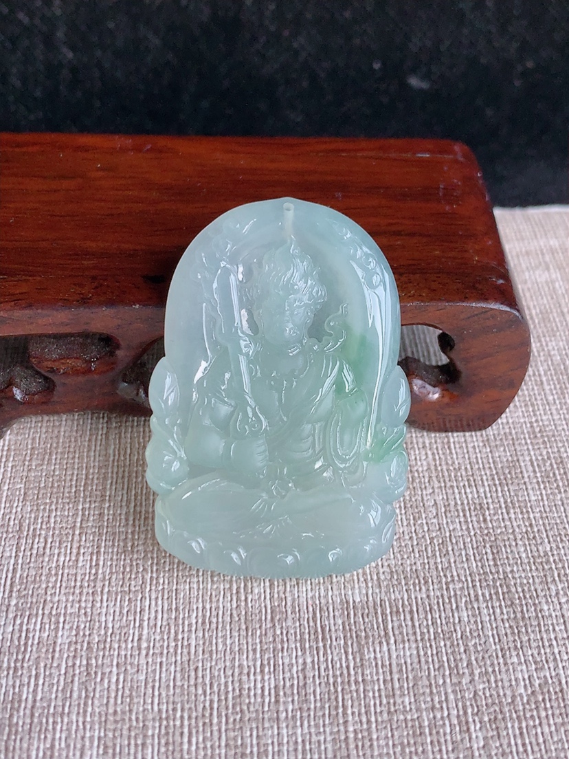 天然A货翡翠晴水飘花不动明王吊坠 
尺寸47.5-32.6-5.5mm 重量20.70g 0404