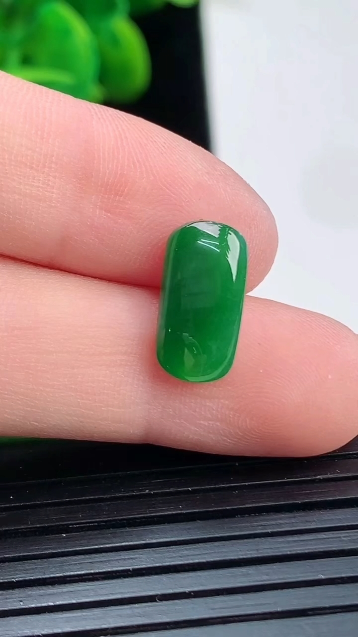 天然A货翡翠马鞍戒面尺寸12.9-6.6-2.4重:0.52g 1282026年4月5日
工厂直销收藏佳品,种好水足，色泽均匀，有种有色，上手高大气！