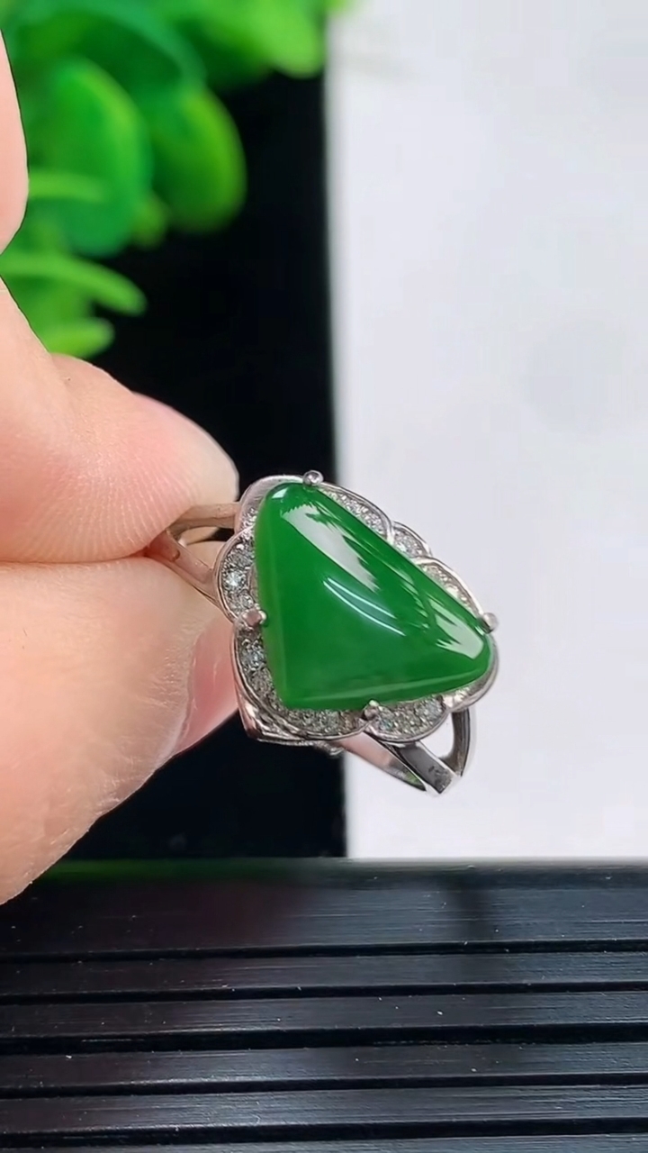 天然A货翡翠爱心戒指尺寸12.5-9重:2.32g 1282026年4月5日
工厂直销收藏佳品,种好水足，色泽均匀，有种有色，上手高大气！