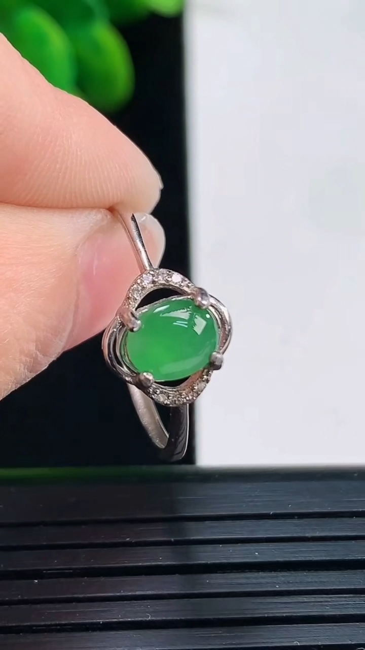 天然A货翡翠蛋面戒指尺寸6.6-5.4重:1.37g 1282026年4月5日
工厂直销收藏佳品,种