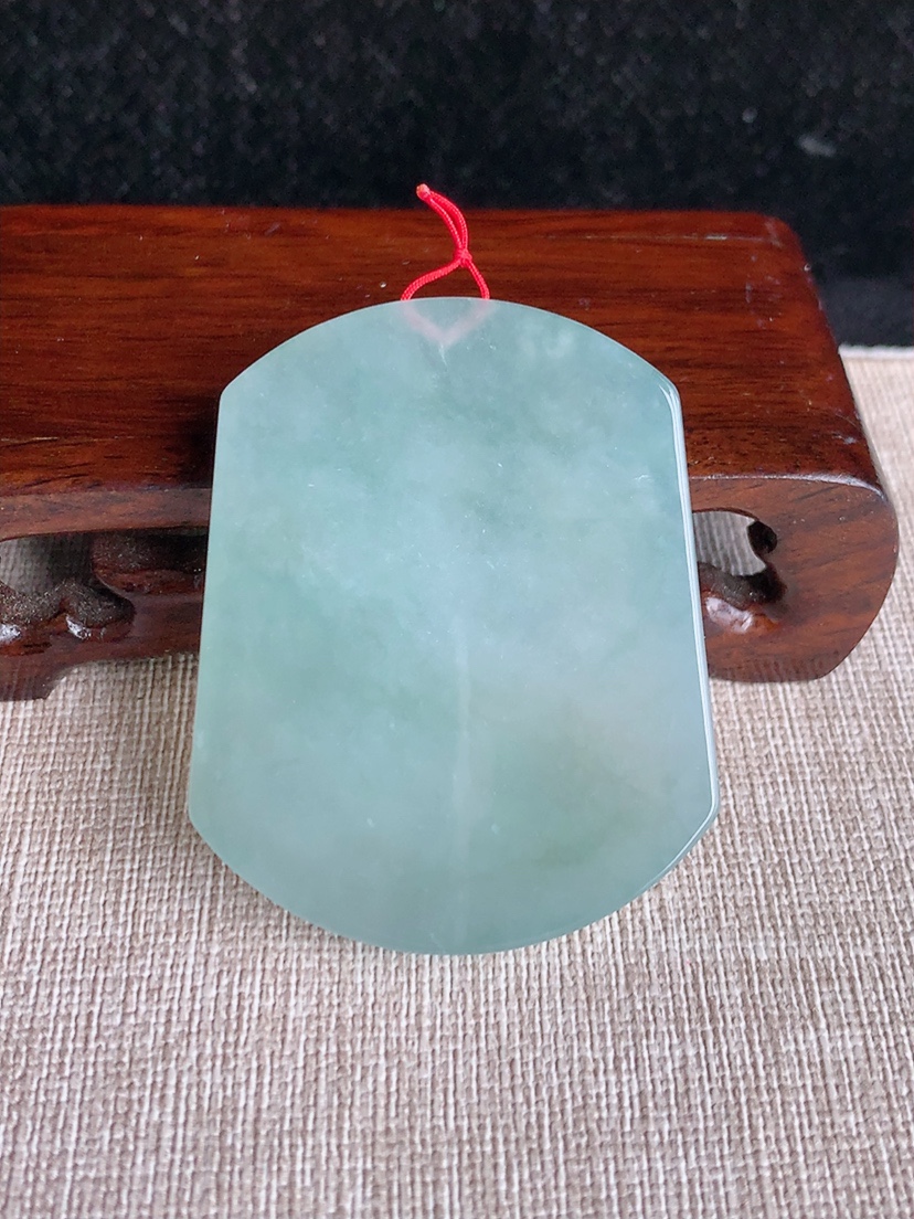 天然A货翡翠晴水无事牌吊坠 
尺寸50-40.4-6mm 重量33.26g 0404