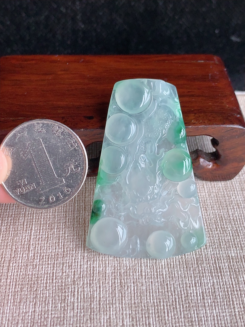 天然A货翡翠飘绿龙牌吊坠  
尺寸52-34.2-3.8mm 重量12.84g 0404