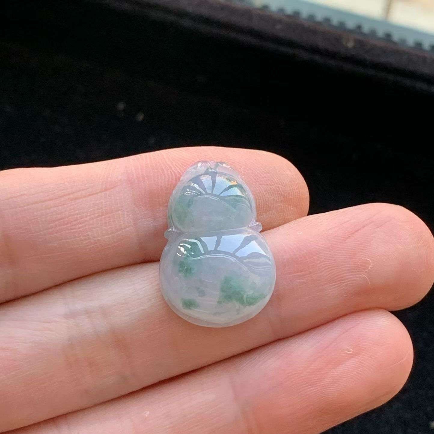 A货天然翡翠冰糯种飘花紫罗兰葫芦吊坠重量5.91
4月5日