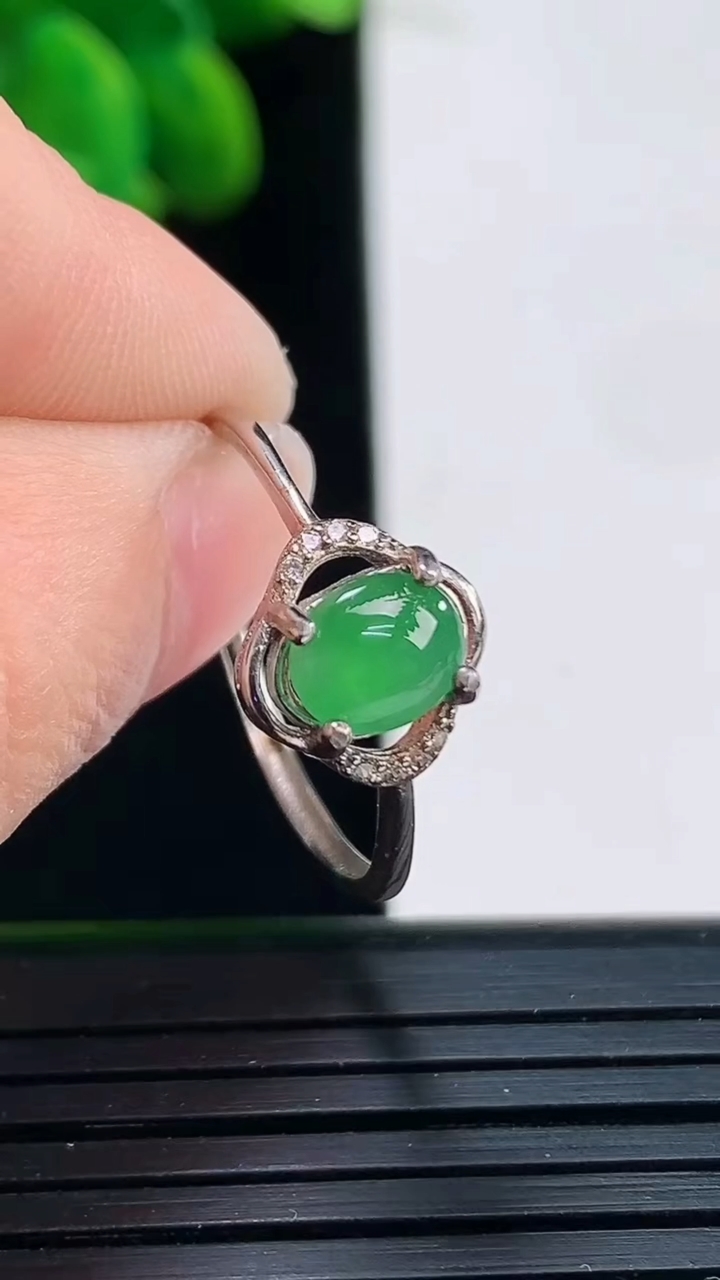 天然A货翡翠蛋面戒指尺寸6.6-5.4重:1.37g 1282026年4月5日
工厂直销收藏佳品,种