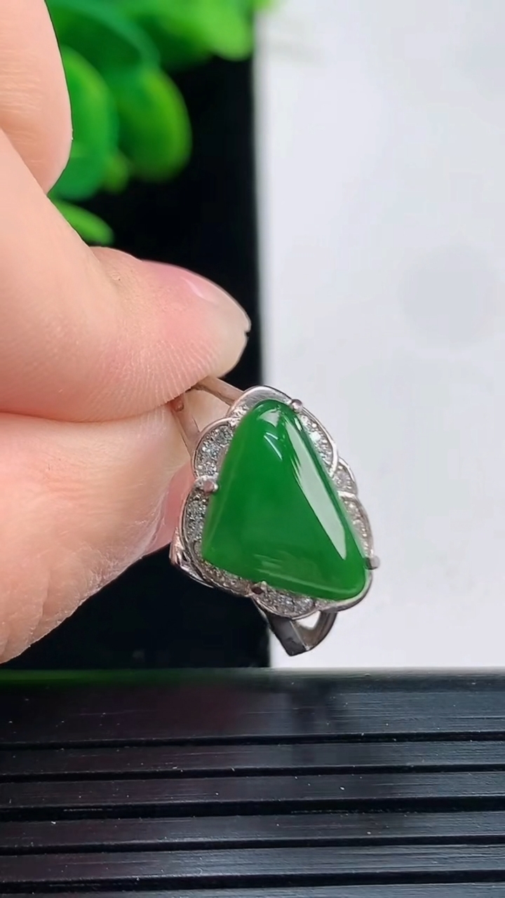 天然A货翡翠爱心戒指尺寸12.5-9重:2.32g 1282026年4月5日
工厂直销收藏佳品,种好水足，色泽均匀，有种有色，上手高大气！
