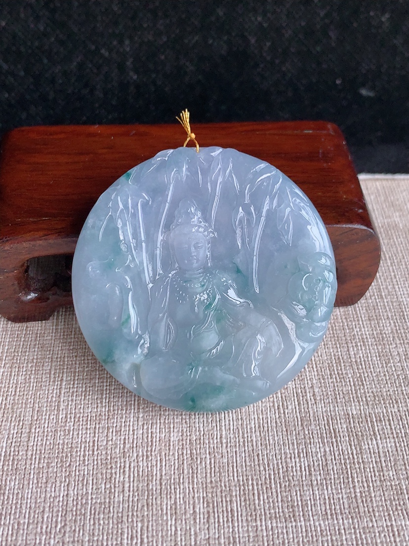 天然A货翡翠紫罗兰飘花自在观音吊坠 
尺寸52-9mm 重量56.43g 0404