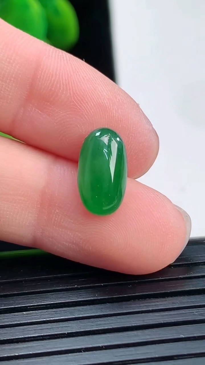 天然A货翡翠蛋面镶嵌件尺寸11.5-6.3-3.2重:0.48g 128
4月5日