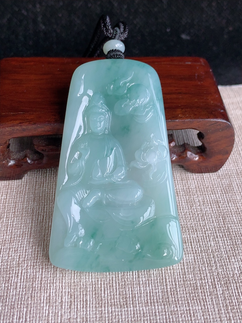 天然A货翡翠飘花自在观音吊坠  
尺寸65.8-39-5.6mm 重量38.80g 0404