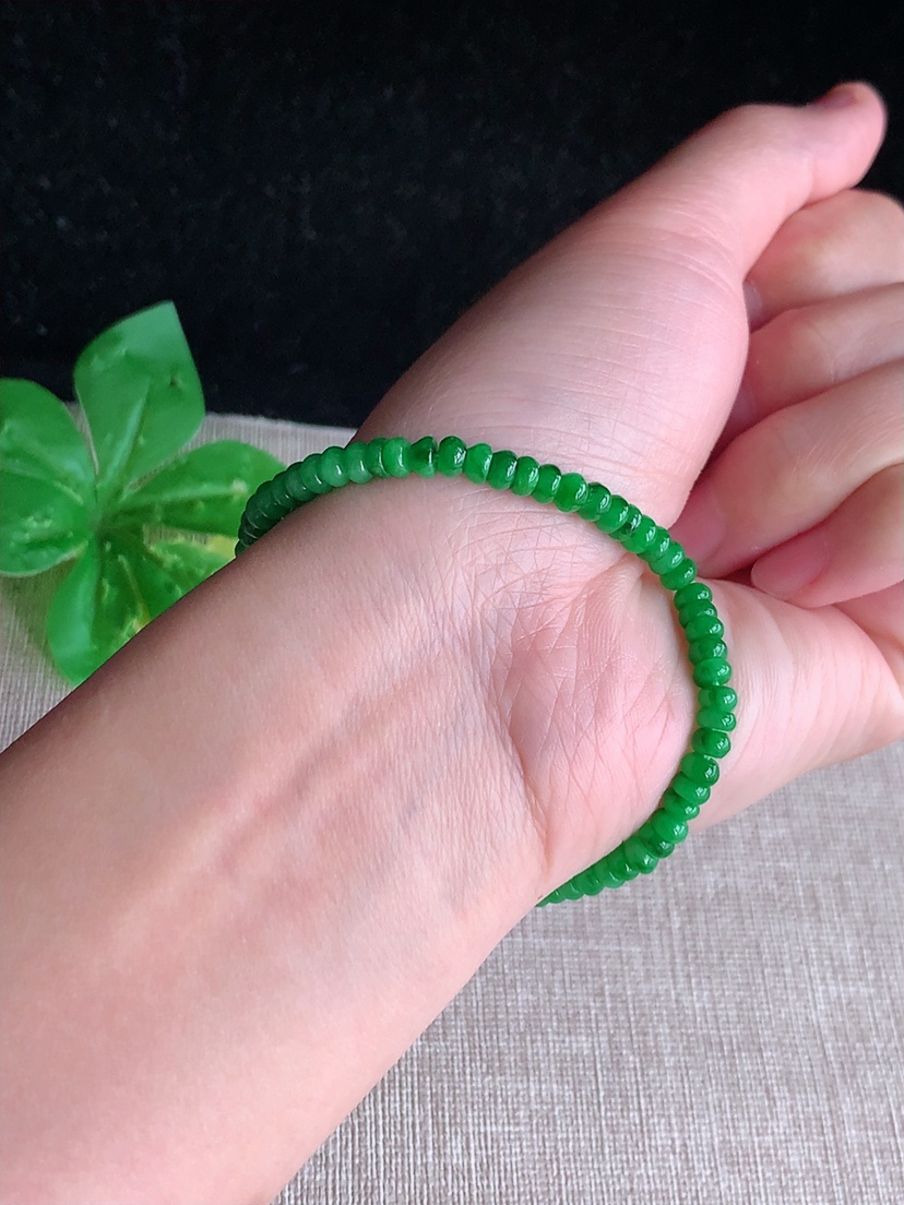 天然A货翡翠满绿阳绿算盘珠手串 
尺寸4-2.5mm 重量7.50g 0404