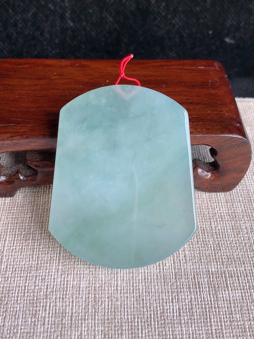 天然A货翡翠晴水无事牌吊坠 
尺寸50-40.4-6mm 重量33.26g 0404